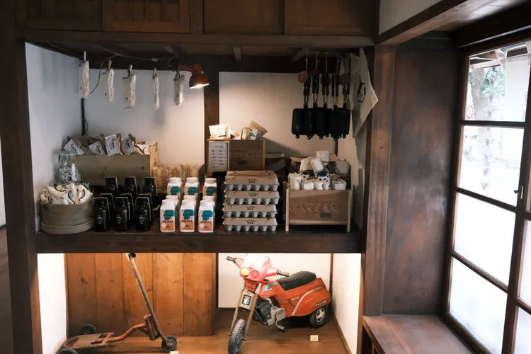 魚刺人雞蛋糕寶桑店有著濃濃的昭和風情，亦銷售魚刺人品牌周邊商品。雲品國際提供