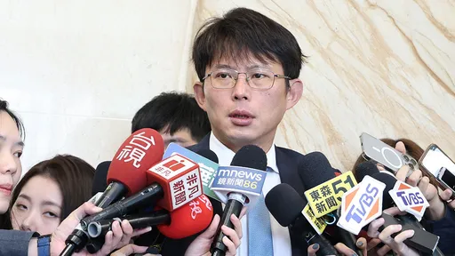 钟文智炒股判刑定谳失联被通缉 黄国昌:绿执政下第N个落跑罪犯