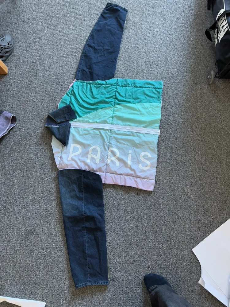 袖子與領子利用舊牛仔褲改造。陳弈通提供