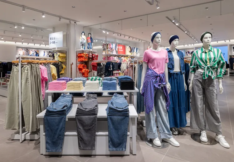 新店帶來連身洋裝、超夯錐形褲等女裝單品。品牌提供