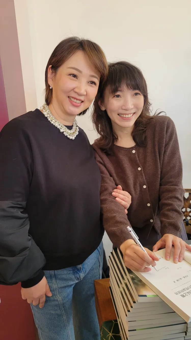 郁方（左）開心拿到潤泰公主尹崇恩的新書簽名。台灣世界夫人協會提供
