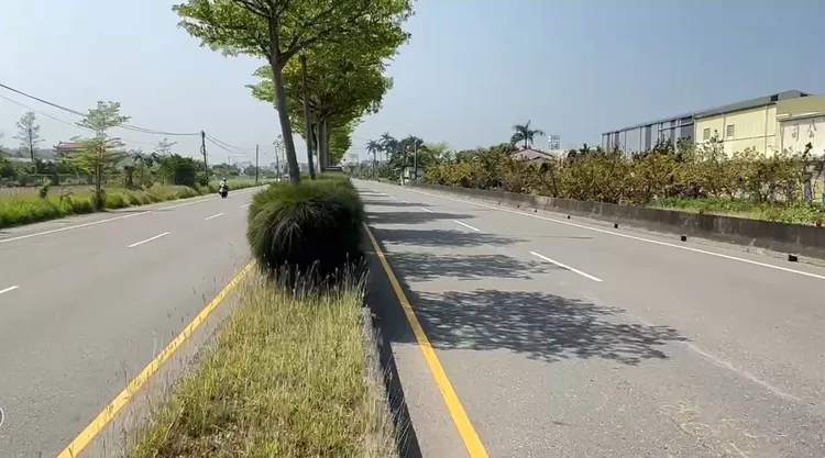 行人穿越馬路不走斑馬線，被分隔島絆倒差點被車撞上，還得吃上罰單。民眾提供