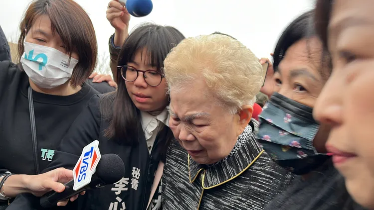 柯媽抵達時受訪談到柯文哲再度哽咽。莊宗達攝