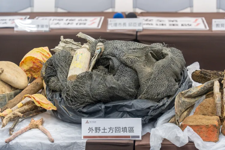 覆土移除工程過程，出土大量建築廢材、工地廢棄物、人造廢棄物。新竹市府提供