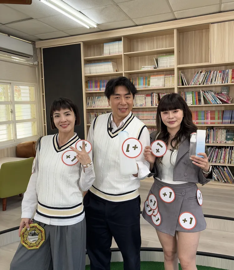 梁赫群（中）挑戰賣尿壺，徐小可（左）則要介紹八卦鏡。八大提供