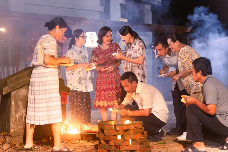 劇中大家半夜到土地公廟前猜數字簽「大家樂」。公視台語台、華視提供