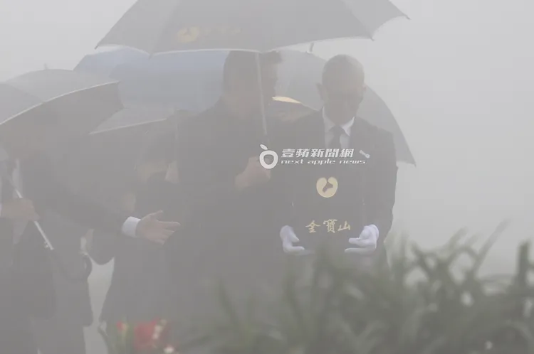 具俊曄抱著大S骨灰罈上山前往玫瑰園墓地。特勤中心攝