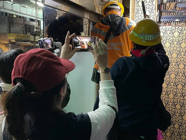 市府人員到場斷水斷電。警方提供