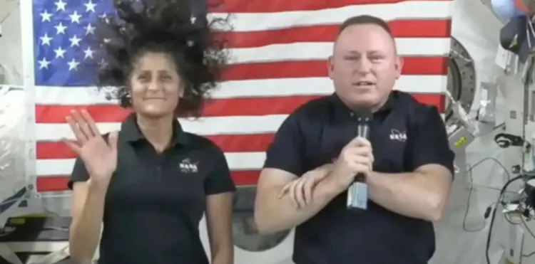 太空人威爾莫爾（右）和威廉斯原本計畫在太空站待8天。圖為他們6月剛登上太空站的照片。資料照
