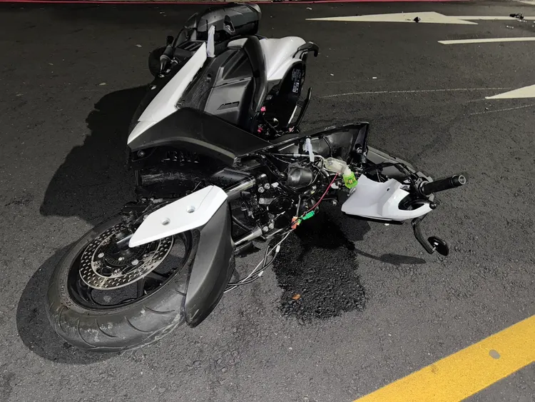 陳姓醫學生的機車被撞爛。民眾提供