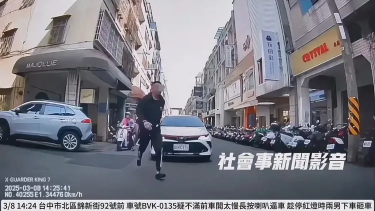 副駕駛座乘客也衝上去助陣。翻攝「社會事新聞影音」