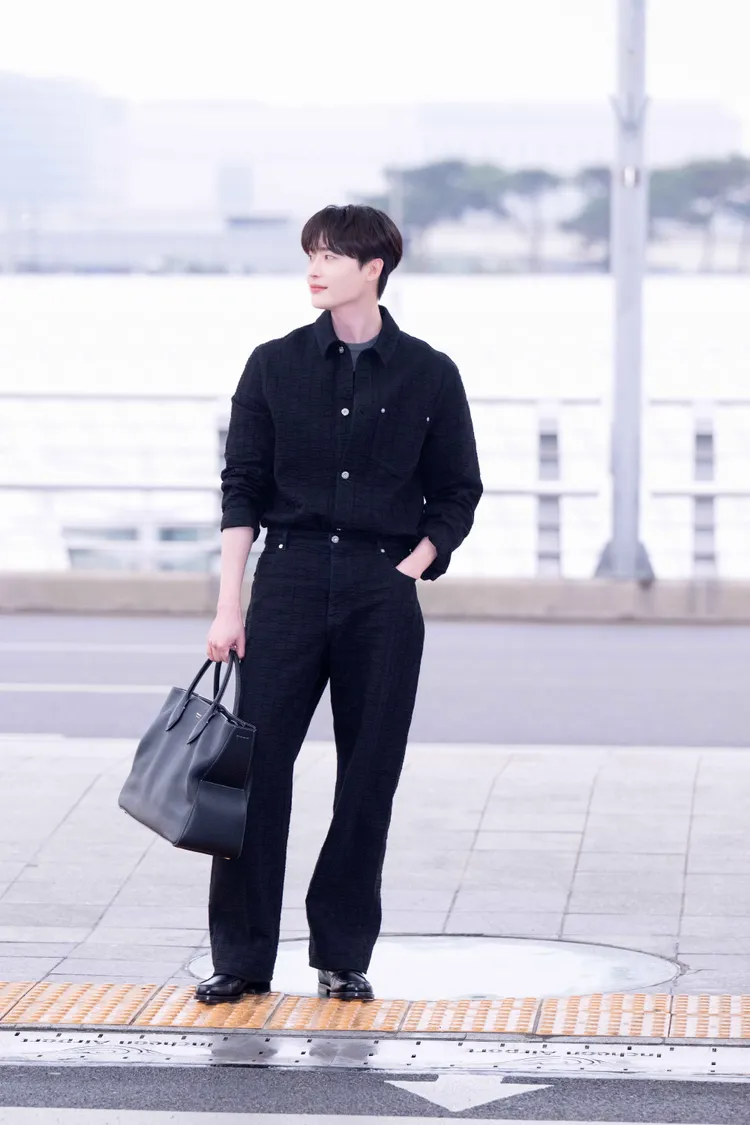 李鍾碩稍早自韓國起飛，將來台灣出席時尚活動。品牌提供
