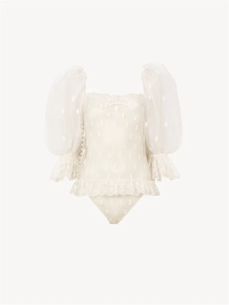 Chloé白色蕾絲刺繡上衣，11萬9200元。品牌提供