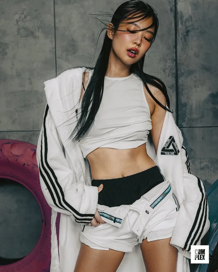 Jennie曬出傲人腹肌線條。翻攝oddatelier IG