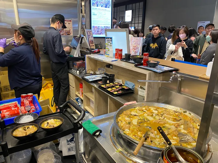 林聰明沙鍋魚頭表示，由於湯頭、醬料等製作工序繁複，因此等餐時間會較長。莊偉祺攝