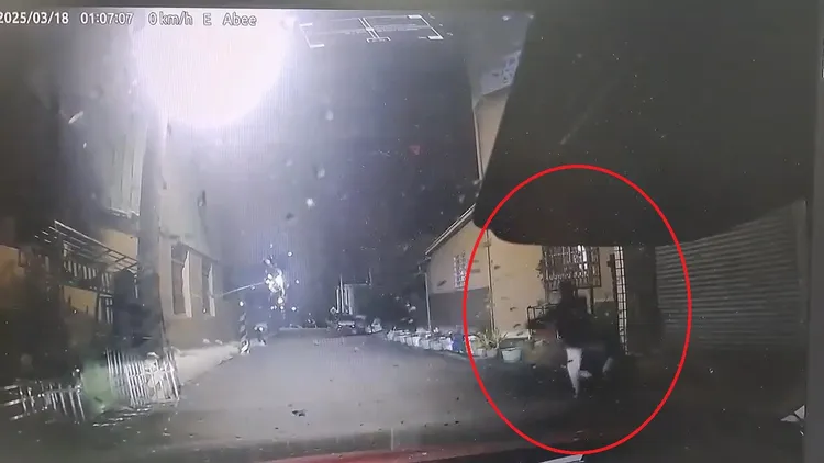 許男連撞林女2次，還下車朝她連踹3腳。民眾提供