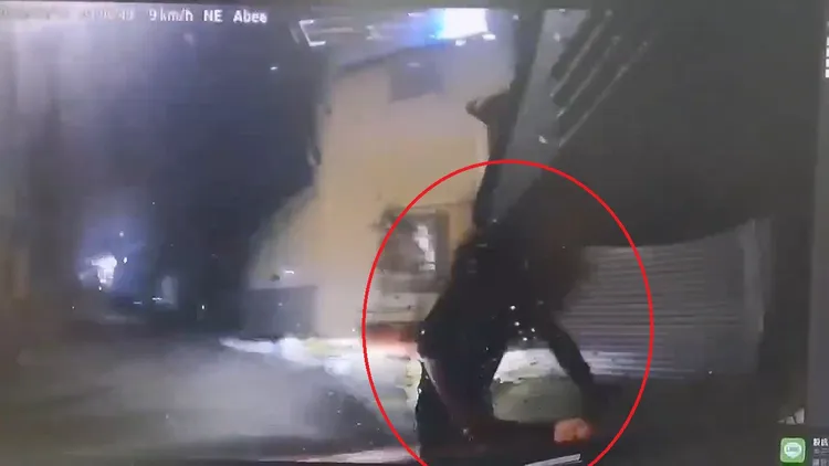 許男撞翻林女後，倒車再撞一次。民眾提供