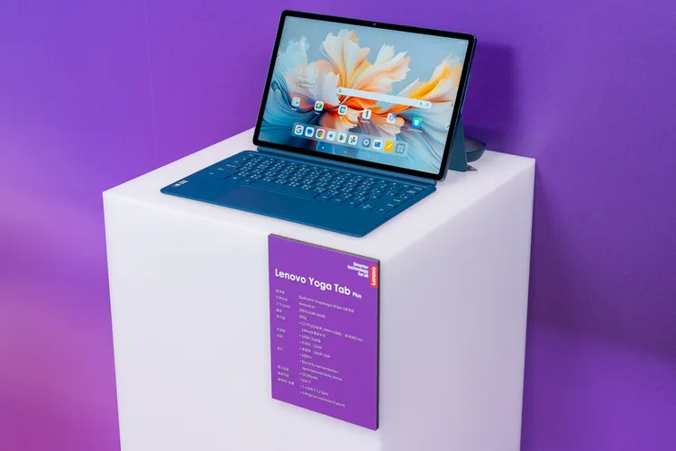 於指定通路購買Lenovo Yoga Tab Plus可獲得包括洋蔥（Onion Man） 聯名設計收納包（顏色隨機出貨）、SSD（1T）、滑鼠（Yoga Pro Mouse），價值約5,000元限量上市好禮。Lenovo提供