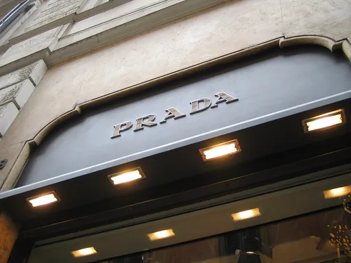 Prada傳洽談收購Versace 交易金額據報達516億