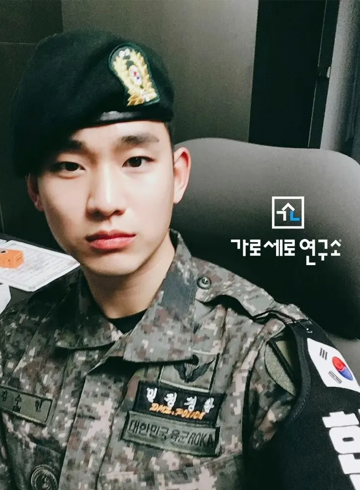金秀賢傳軍中自拍照給金賽綸。翻攝橫豎研究所YT