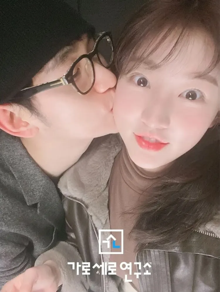 金秀賢（左）一臉陶醉地親吻金賽綸。翻攝橫豎研究所YT