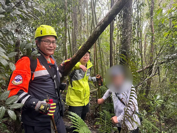 警消順利尋獲迷途登山客。新竹縣消防局提供