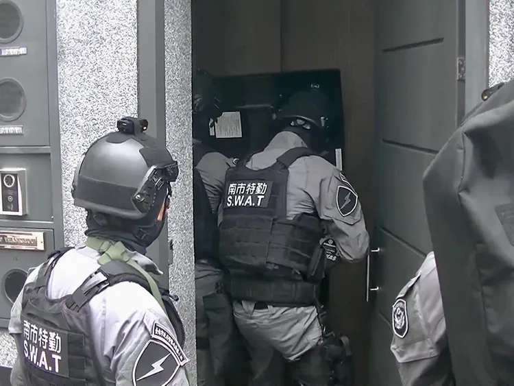 警方攻堅，破獲豪宅種大麻。翻攝畫面