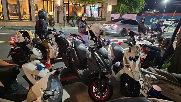 林口民富街都是幫忙協尋賴姓小妹妹的鄉親，守望相助精神相當令人敬佩。翻攝自林口大家庭臉書