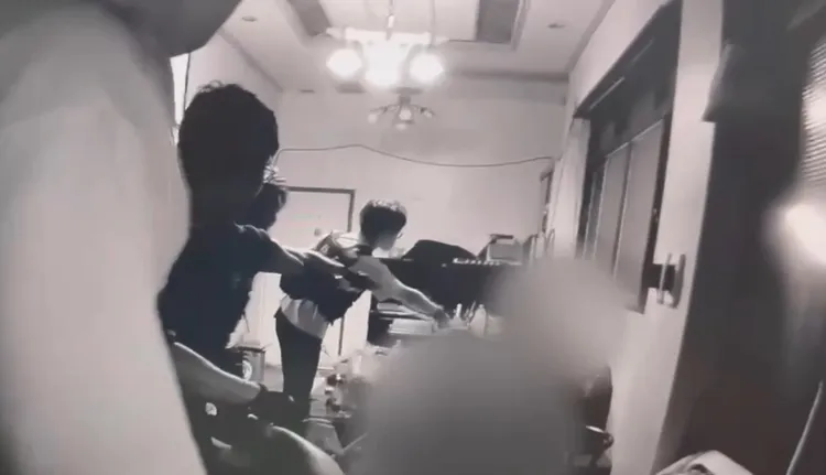 警方2日出動警力上門搜索，將5名犯嫌制伏。民眾提供