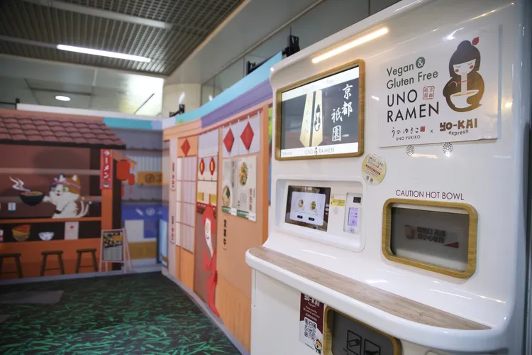 Yo-Kai Express的無人自助拉麵機跟日本多家知名餐飲業者合作。彭欣偉攝