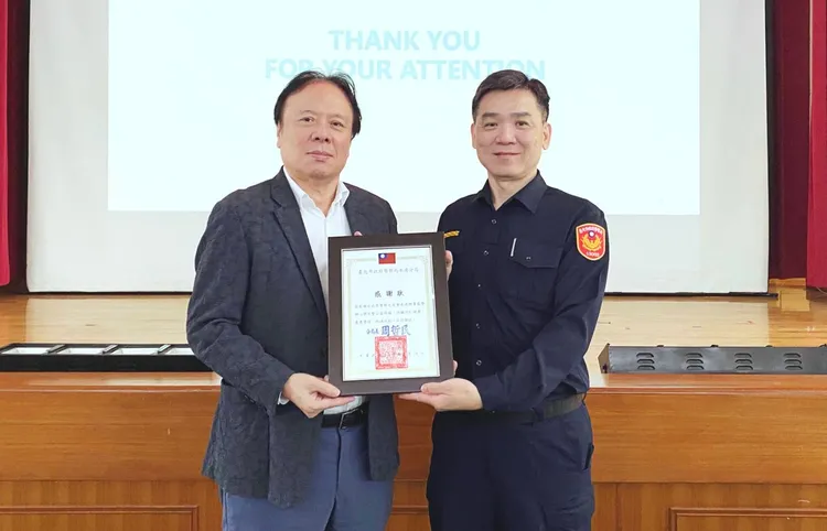 南港分局副分局長謝佾廷頒贈感謝狀給南港辦事處主任秦偉隆。警方提供