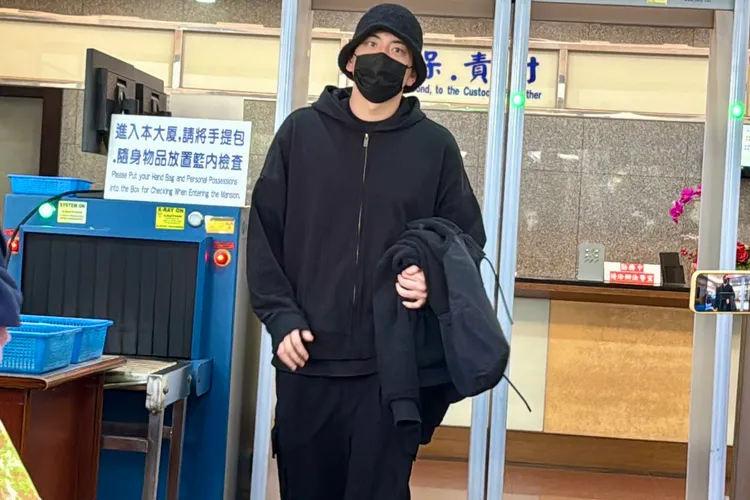 王大陸以500萬元交保，步出新北地檢署安檢門。特勤中心攝