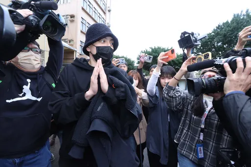 王大陸湊出500萬現金交保!「雙手合掌」步出地檢