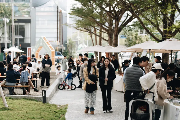 興連城「浮島San Market」集結「藝術裝置」、「多元展演」、「創意市集」等多元方式，提升興連城品牌能見度。興連城提供