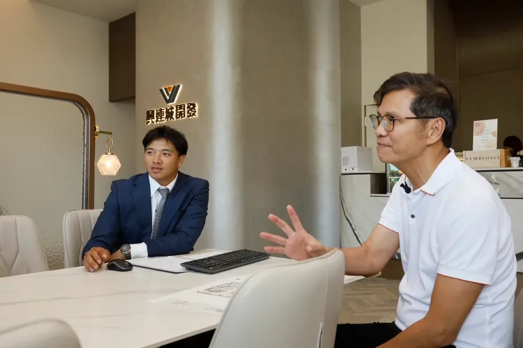 台鋼雄鷹明星球星吳念庭(左)到案場擔任一日店長，周惠賓認為興連城精神為力挺在地企業，落實打造每棟好品質建築。葉家銘攝