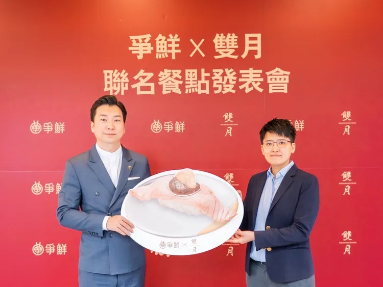 爭鮮餐飲集團營運長陳思芳與雙月食品社社長賴永晟攜手將爭鮮壽司與雙月秘製醬料的手舉牌組合。業者提供