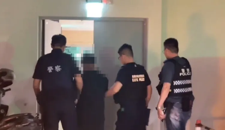 警方帶回張男夫妻偵訊，以釐清案件經過。翻攝照片