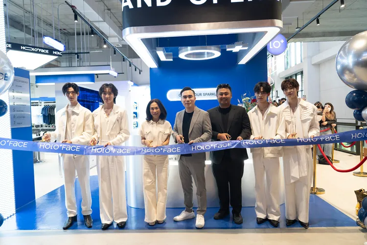 HOLO+FACE執行長黃宇揚（中）表示未來三年計劃在泰國各城市開設10家門市。HOLO+FACE提供

