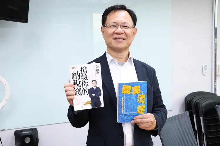 民眾黨立委張啓楷，過去曾出版《搶救你的納稅錢》、《國庫潰堤》等書。莊宗達攝