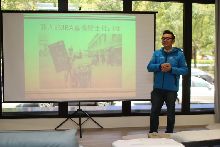 安駕達人陳琮閔（加菲貓）分享重機的安全操駕模式及具工研院專利的傾角感知技術。主辦單位提供