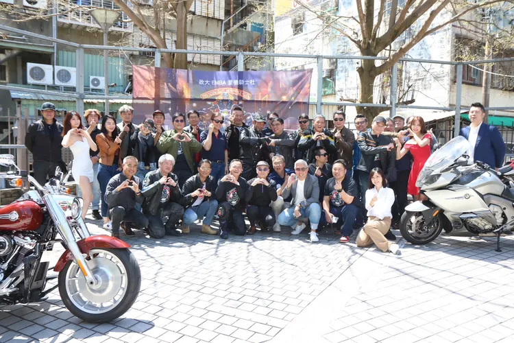 政大EMBA校友會重機騎士社創社社長林進賢，和與會貴賓和社友們合影合影。主辦單位提供