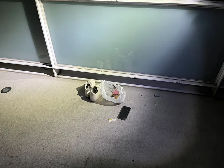 橋上發現一部手機、一雙白色運動鞋，一小袋雜物。翻攝畫面