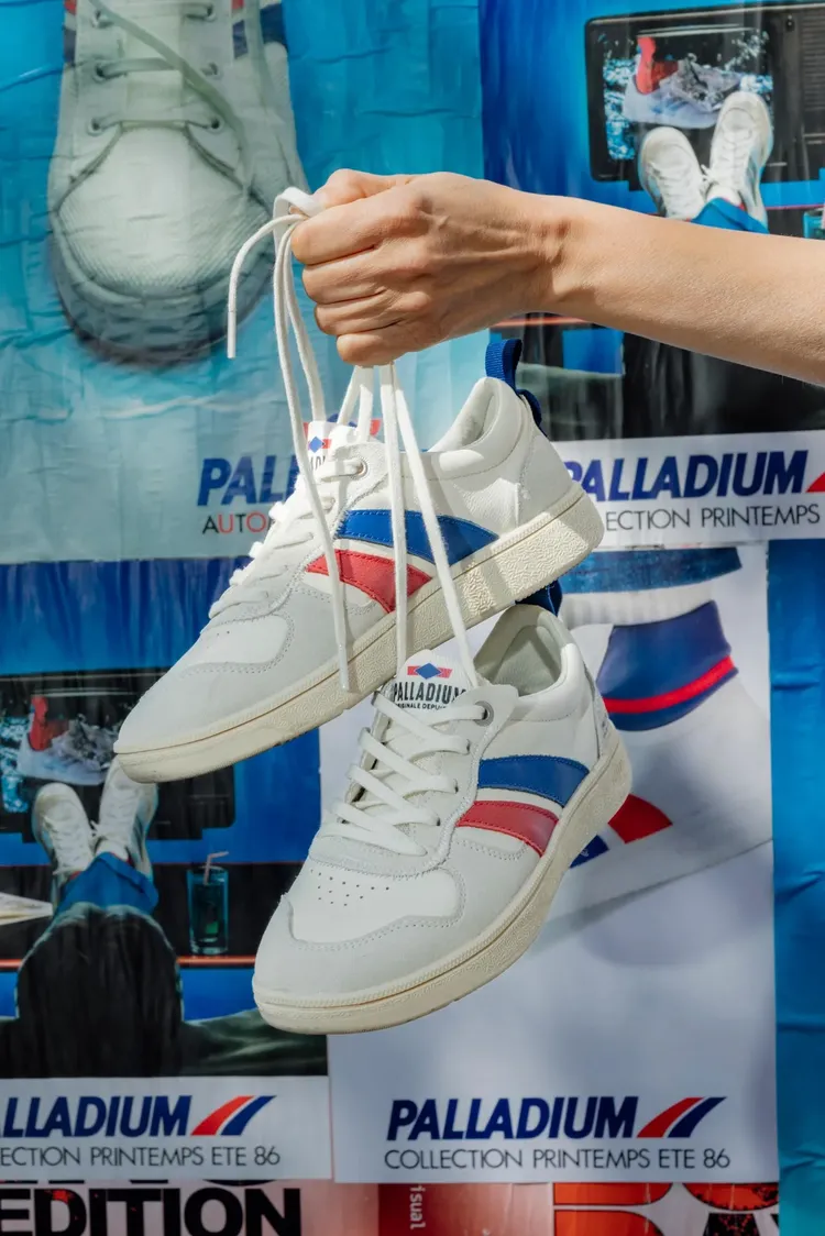 鞋款復刻1968年經典帆布鞋上的「RETRO FLAME彎刀火焰標誌」。品牌提供