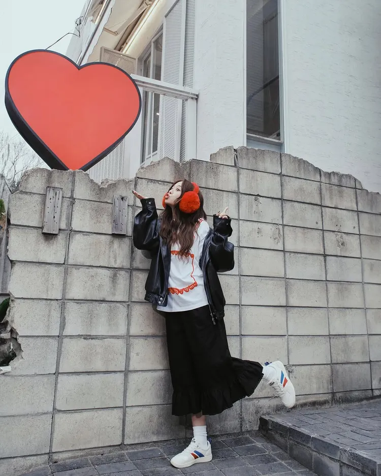 紅色毛絨耳罩不僅甜美，還與鞋款上的法式紅藍白配色互相呼應。翻攝吳映潔IG