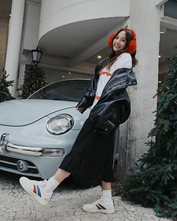 吳映潔在韓國街頭拍出時尚大片。翻攝吳映潔IG