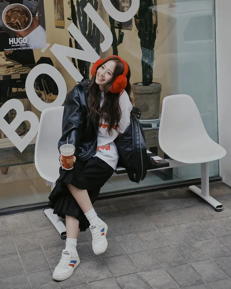 吳映潔換上黑色皮衣打造街頭潮流氣息。翻攝吳映潔IG