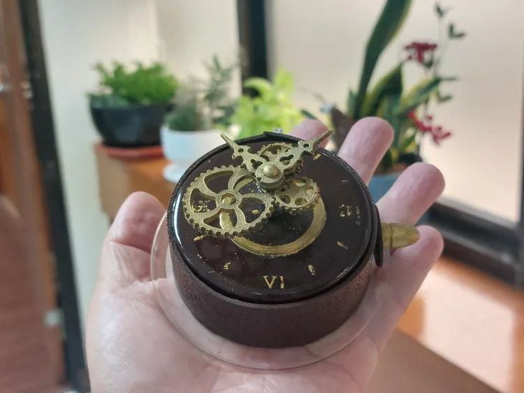 李侑昌還擅長製作極精細甜點，手掌大時鐘造型巧克力蛋糕，上面有三個齒輪與長短針。凃建豐攝