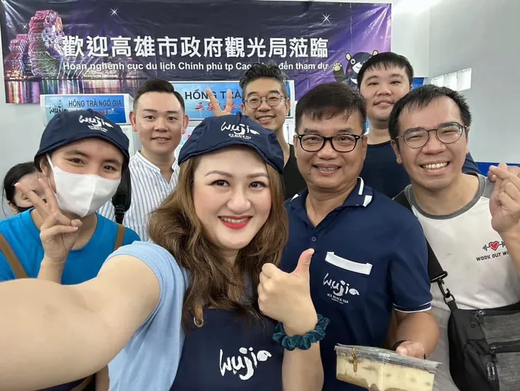 高雄市觀光局長高閔琳很早就注意到「WOW」，邀請李侑昌(前排右1)參加觀光推介會。翻攝高閔琳臉書