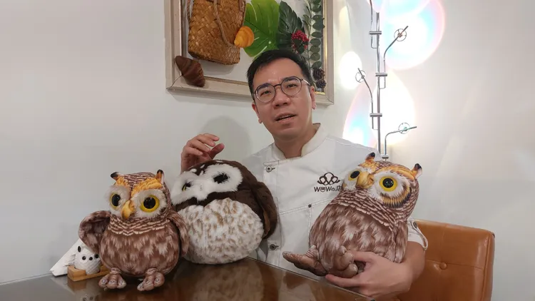 李侑昌小時候被取綽號「貓頭鷹」，店內收集150隻貓頭鷹藝品。凃建豐攝