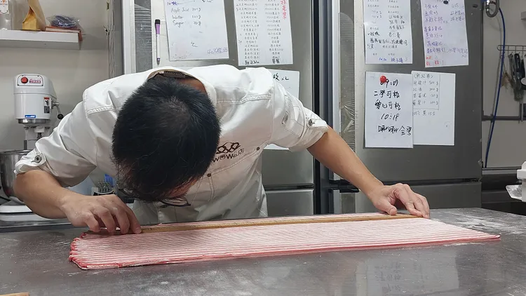 由於視力不佳，李侑昌要非常貼近，才有辦法工作。凃建豐攝